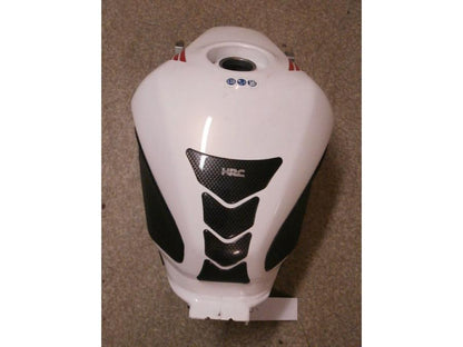 Vänster sida på Bensintank från en Honda CB 500 F -2013 motorcykel.