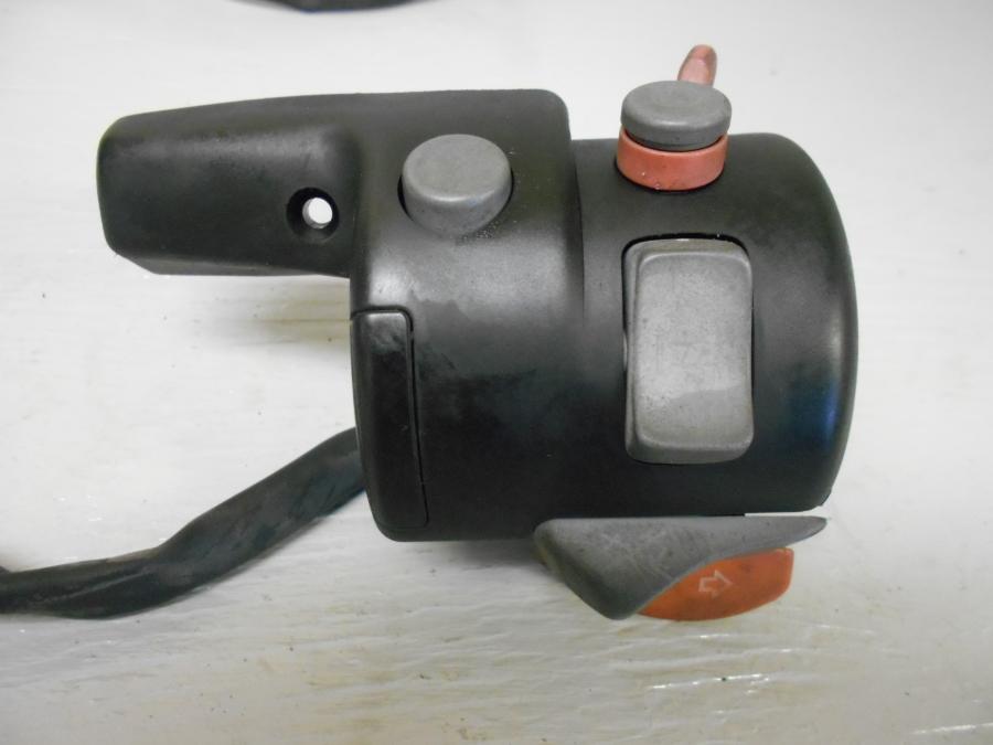 Framsidan på Styrelreglage från en BMW K 1200 LT -2007 motorcykel.