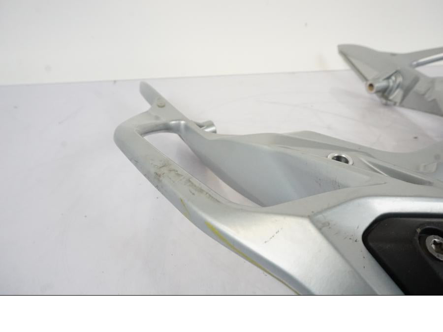 Vänster sida på Pakethållare från en BMW S 1000 XR -2019 motorcykel.