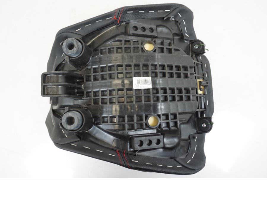 Snett nerifrån på Sadel från en Honda CBR 650 R -2019 motorcykel.