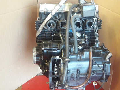 Baksidan på Motor från en Honda CB 750 SF -1999 motorcykel.