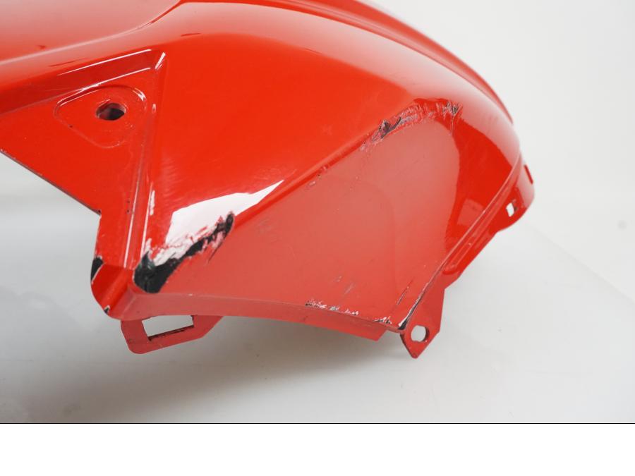 Snett uppifrån på Bensintankskåpa från en BMW S 1000 XR -2019 motorcykel.