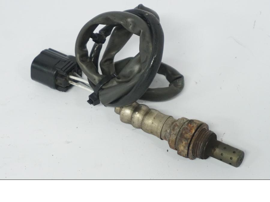 Baksidan på Lambdasond från en Honda CB 500 X -2015 motorcykel.