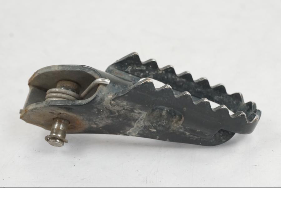 Baksidan på Fotpinne från en BMW F 800 GS -2008 motorcykel.