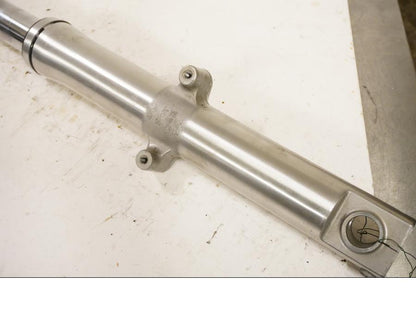 Vänster sida på Gaffelben från en Kawasaki VN 900 -2008 motorcykel.