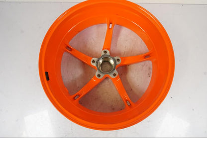 Extrabild1 på Fälg från en KTM 1290 Super Duke R -2023 motorcykel.