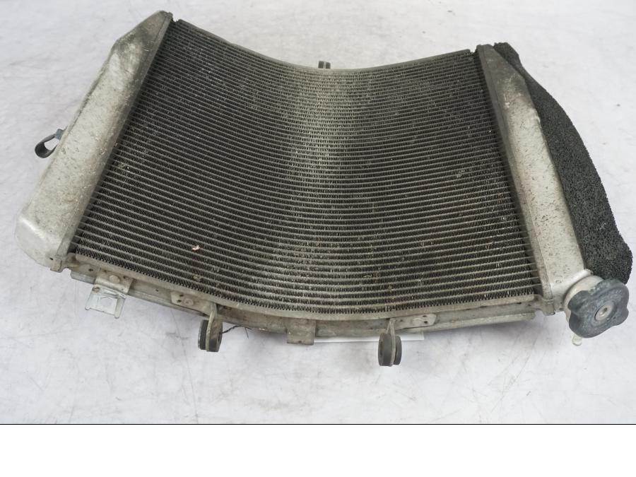 Snett nerifrån på Vattenkyl från en Kawasaki ZX-10R -2008 motorcykel.