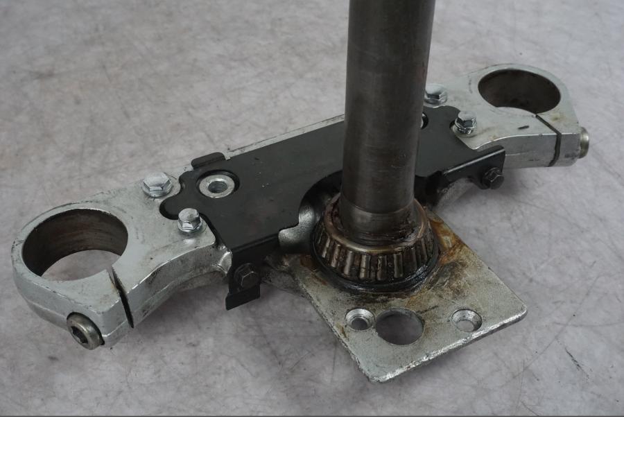 Vänster sida på Gaffelkrona från en Honda VT 750 C4 Shadow -2004 motorcykel.