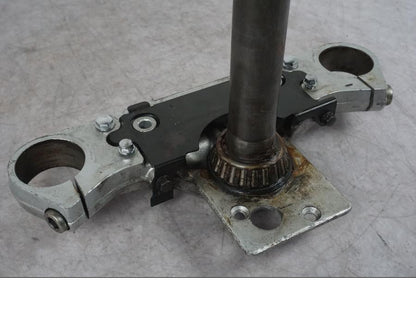 Vänster sida på Gaffelkrona från en Honda VT 750 C4 Shadow -2004 motorcykel.