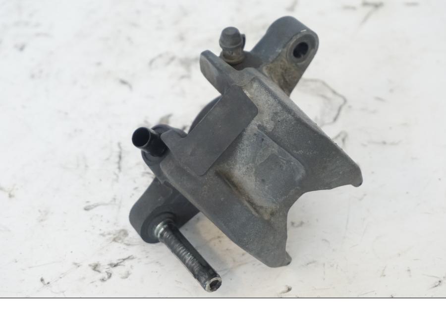 Snett nerifrån på Bromsok från en Honda SH 300 A -2011 scooter.