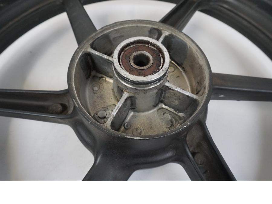 Snett nerifrån på Fälg från en Honda CBR 125 R -2006 motorcykel.