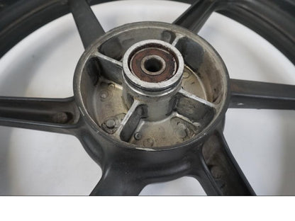 Snett nerifrån på Fälg från en Honda CBR 125 R -2006 motorcykel.