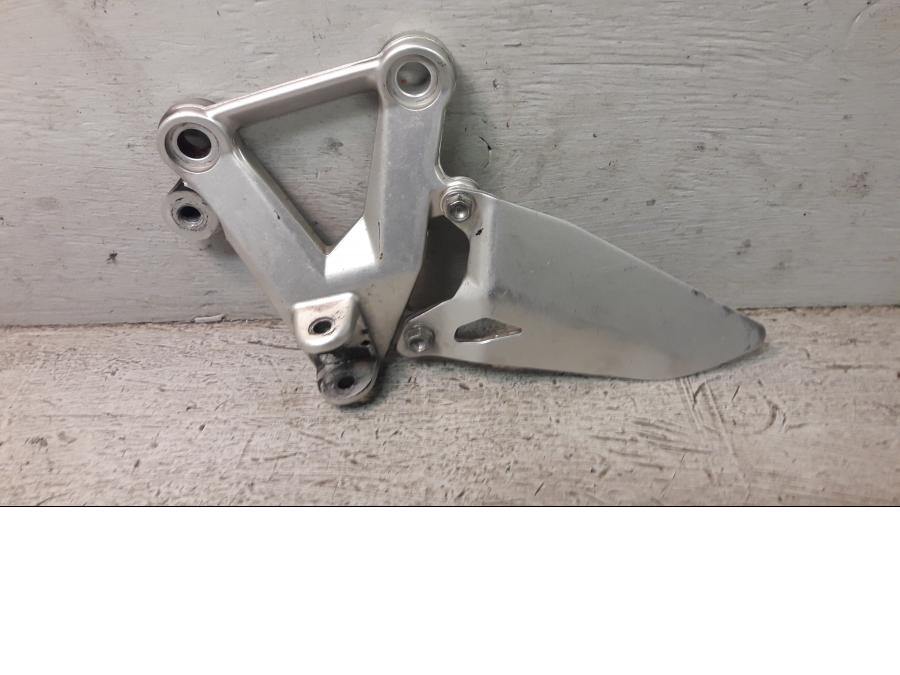 Framsidan på Fotpinnefäste från en Ducati 848 -2010 motorcykel.