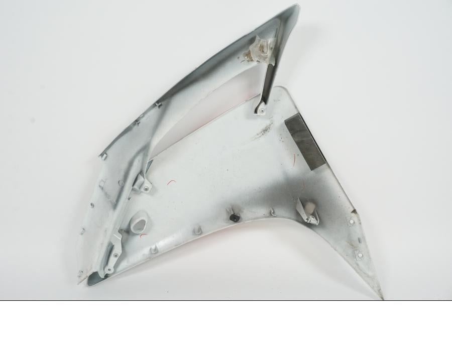 Snett nerifrån på Sidkåpa från en Yamaha YZF 1000 R1 -2007 motorcykel.
