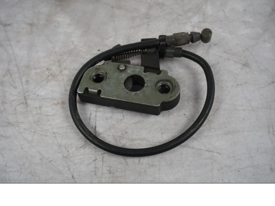 Baksidan på Sadellåsmekanism från en Triumph Tiger Explorer -2016 motorcykel.