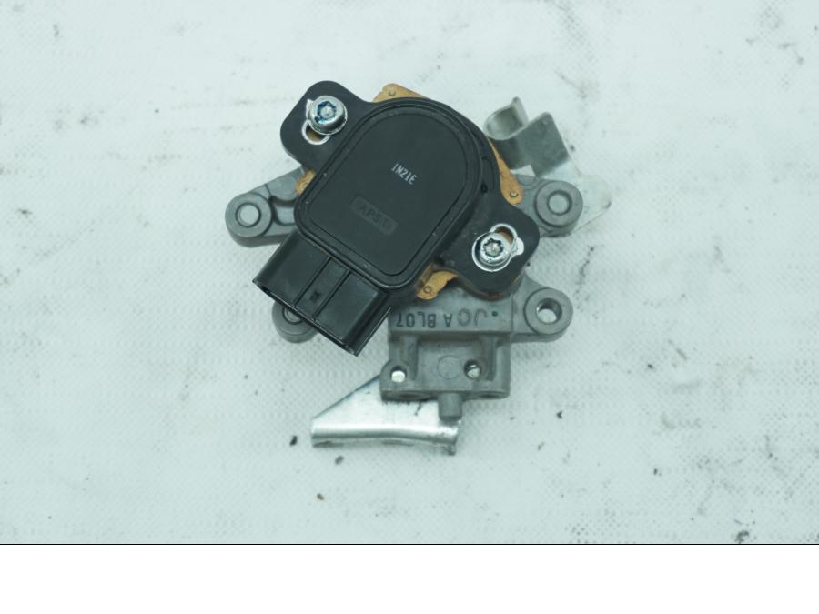 Framsidan på TPS från en Honda VFR 1200 -2012 motorcykel.