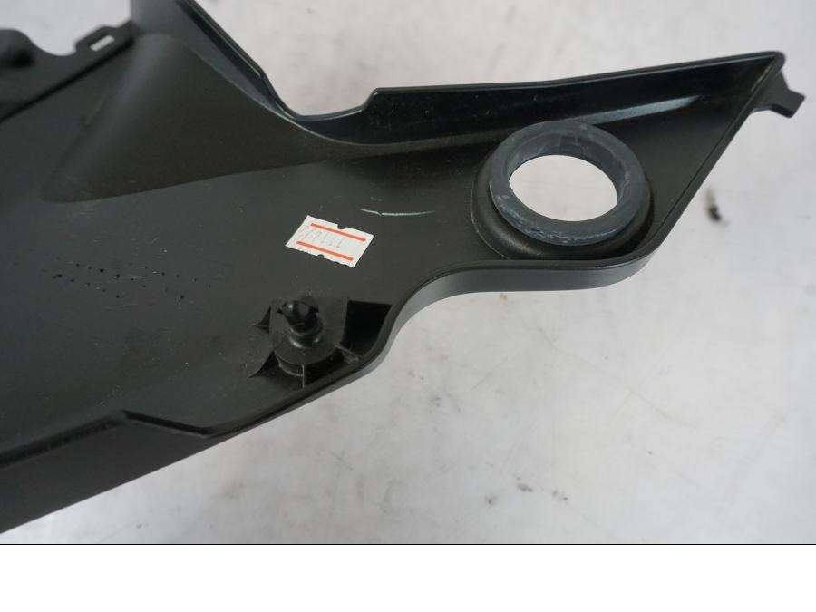 Snett nerifrån på Sidopanel från en Kawasaki Z 800 -2014 motorcykel.