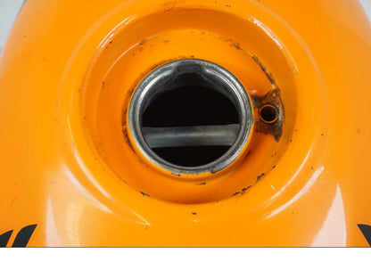 Extrabild2 på Bensintank från en Honda CBR 125 R -2006 motorcykel.