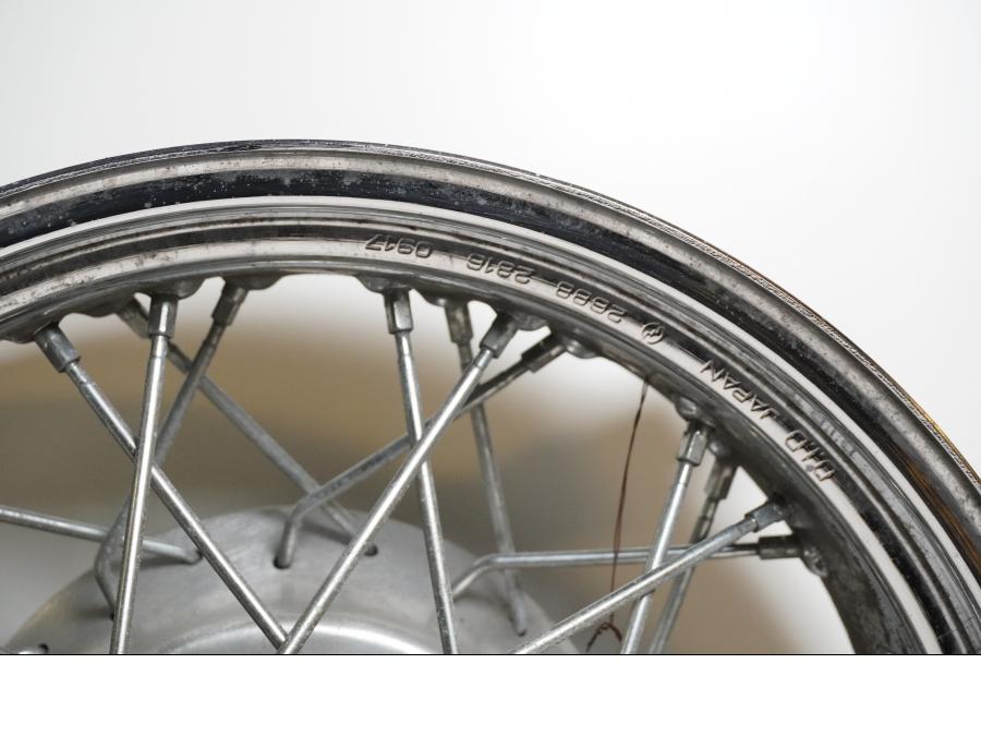 Snett uppifrån på Fälg från en Yamaha XVS 1100 -2000 motorcykel.