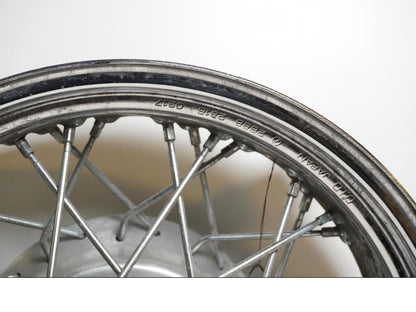 Snett uppifrån på Fälg från en Yamaha XVS 1100 -2000 motorcykel.