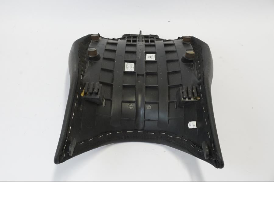 Snett nerifrån på Sadel från en KTM 690 Duke -2016 motorcykel.