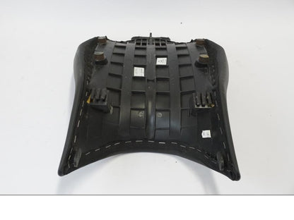 Snett nerifrån på Sadel från en KTM 690 Duke -2016 motorcykel.