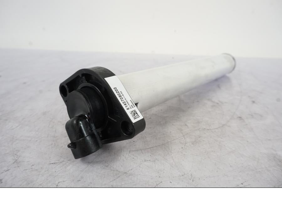 Framsidan på Bensintankgivare från en KTM 1290 Super Duke R -2023 motorcykel.