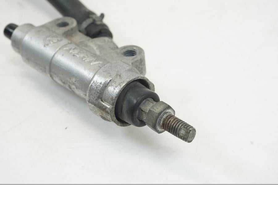 Vänster sida på Bromshuvudcylinder från en Yamaha XV 1700 -2004 motorcykel.