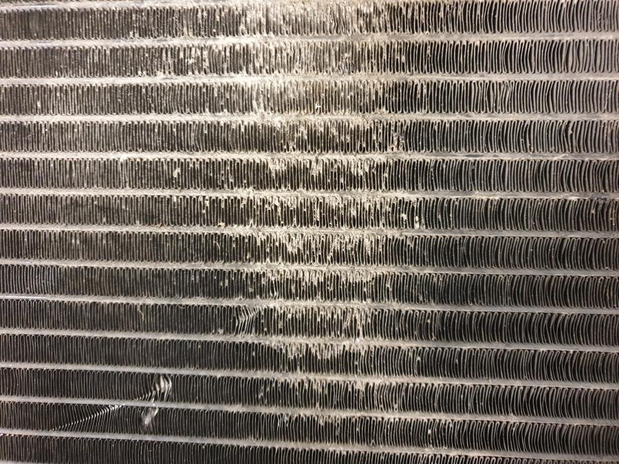 Vänster sida på Vattenkyl från en Kawasaki KLE 500 -1991 motorcykel.