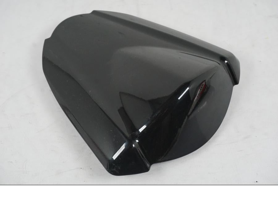 Framsidan på <p>Kuts från Suzuki GSX-R 1000 2008.</p>

<p>Omlackerad. Små lättare lackskador finns.</p>

<p>Saknar gummidämpning och hjälmhållaren.</p> motorcykel.