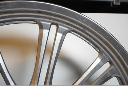 Extrabild1 på Fälg från en Kawasaki VN 900 -2007 motorcykel.