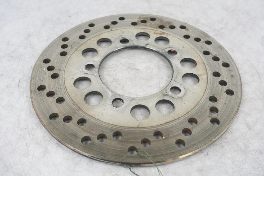 Framsidan på Bromsskiva från en Kawasaki ZX-7R -1996 motorcykel.