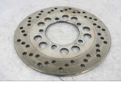 Framsidan på Bromsskiva från en Kawasaki ZX-7R -1996 motorcykel.