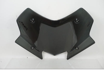 Snett uppifrån på Vindruta från en Yamaha T-MAX -2017 motorcykel.