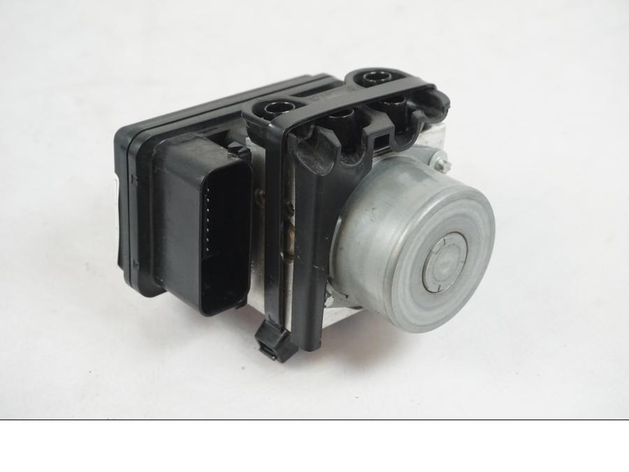 Framsidan på ABS Modulator från en KTM 1290 Super Duke R -2022 motorcykel.