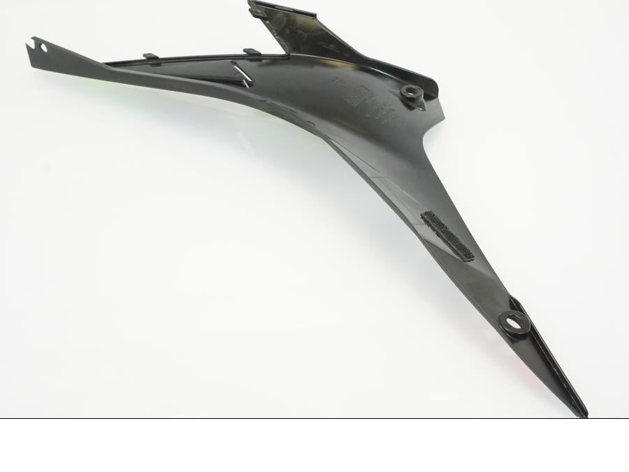 Vänster sida på Sidopanel från en Aprilia Tuono V4R -2016 motorcykel.