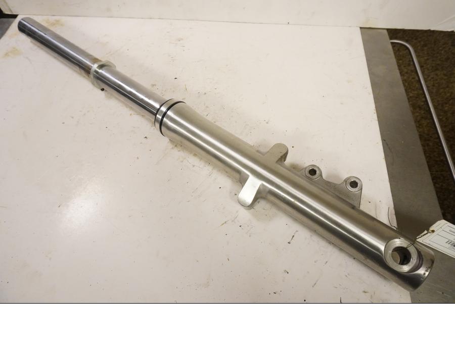 Framsidan på Gaffelben från en Kawasaki VN 900 -2008 motorcykel.