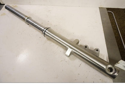 Framsidan på Gaffelben från en Kawasaki VN 900 -2008 motorcykel.