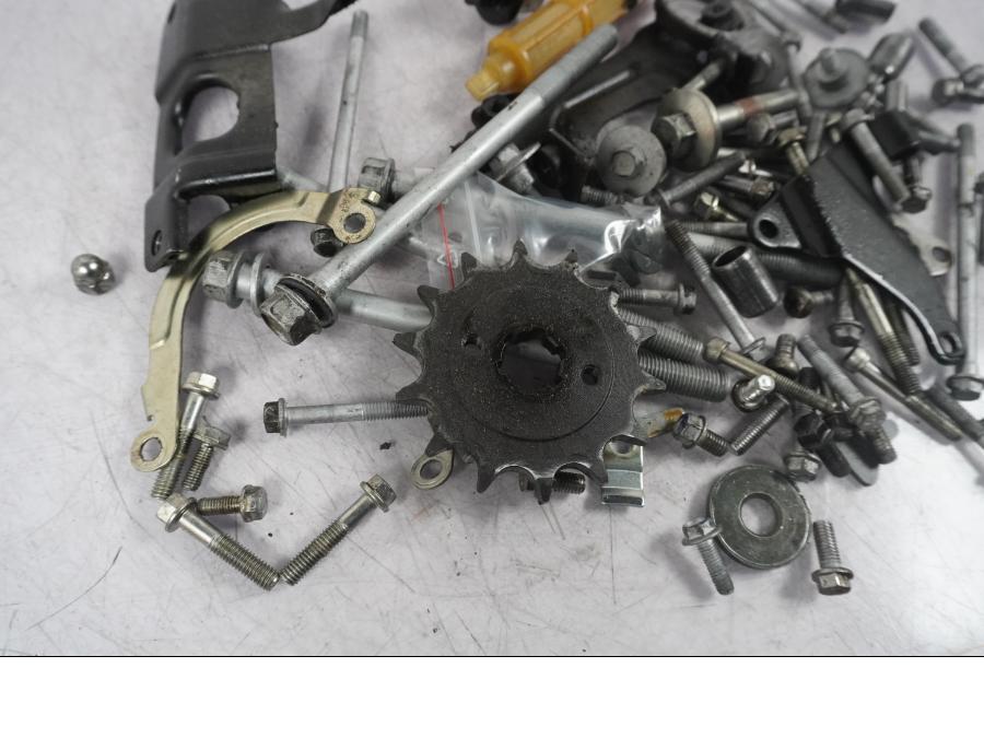 Höger sida på Skruv / Mutter etc från en KTM 125 Duke -2017 motorcykel.