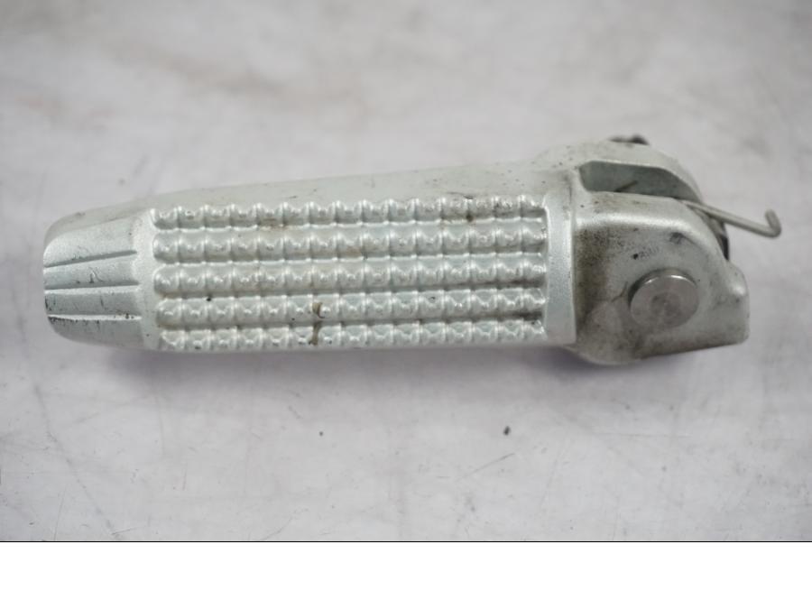 Baksidan på Fotpinne från en BMW F 800 R -2018 motorcykel.