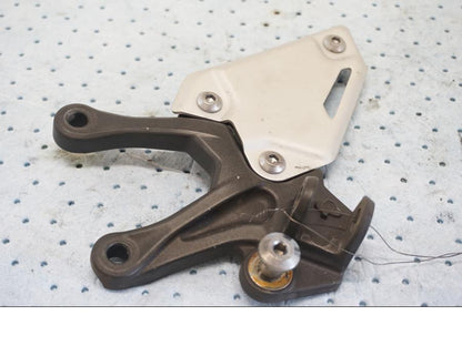 Framsidan på Fotpinnefäste från en Kawasaki Z 900 -2019 motorcykel.