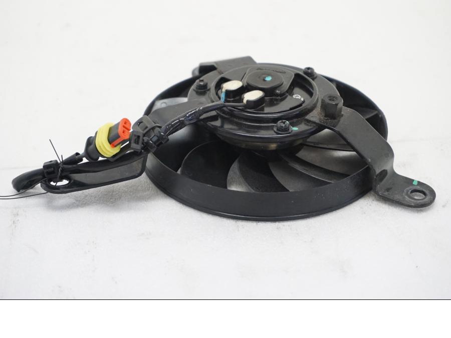 Framsidan på Vattenkylfläkt från en Ducati Hypermotard -2020 motorcykel.