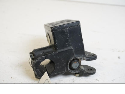 Baksidan på Bromshuvudcylinder från en Suzuki GSF 600 -2000 motorcykel.