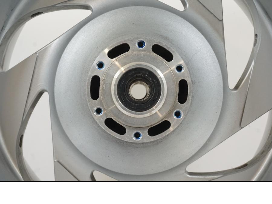 Extrabild3 på Fälg från en Suzuki VZR 1800 -2009 motorcykel.