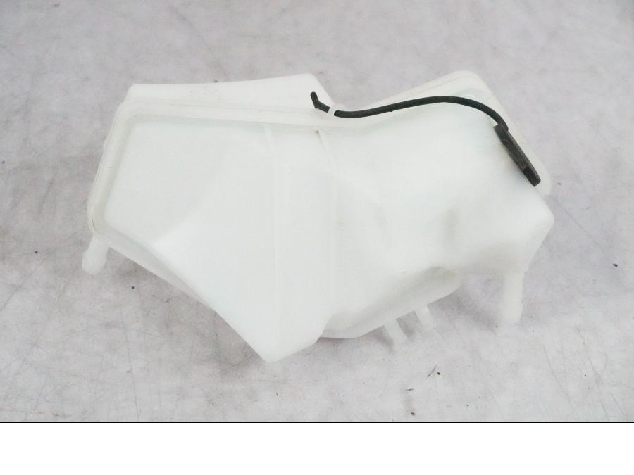 Framsidan på Vattenexpansionskärl från en BMW R 1250 GSA -2021 motorcykel.