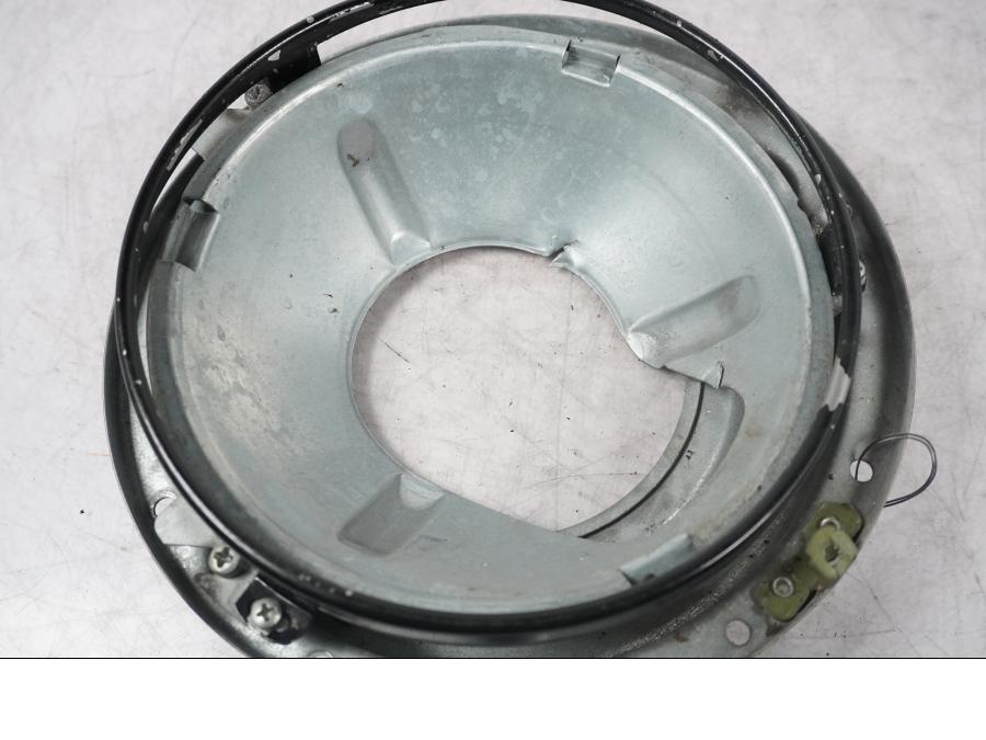 Snett nerifrån på Strålkastarhus från en H-D Touring Street Glide FLHX -2009 motorcykel.