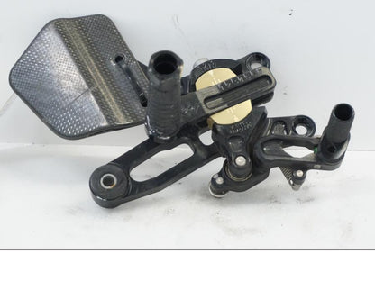 Framsidan på Fotreglage från en Aprilia RSV 1000 -2010 motorcykel.