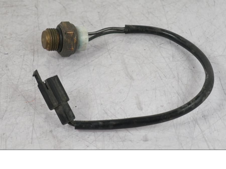 Framsidan på Vattenkylgivare från en Suzuki VZ 800 -2000 motorcykel.