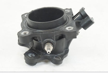 Höger sida på Insug från en Ducati Hyperstrada -2013 motorcykel.