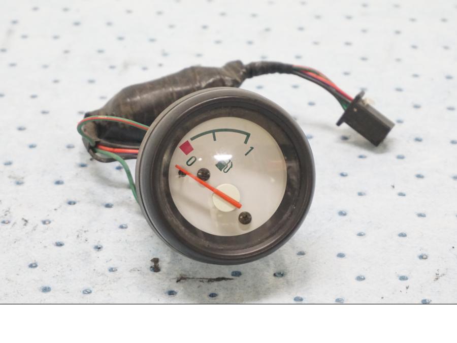 Framsidan på Bensinmätare från en Triumph Tiger -2001 motorcykel.